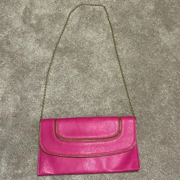 Pink clutch/purse. Snap closure. Gold shoulder removable chain. Zipper design - Picture 7 of 8
